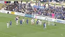 「嘘だろ！？」劇的な“ゴールキーパーの同点弾”が話題沸騰！ J3今治の守護神が巧みな動き→敵を弾き飛ばす豪快ダイビングヘッドの瞬間「ゴラッソだ」「気持ちいい」