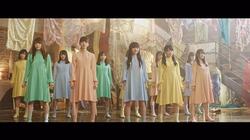 けやき坂46、カラフルな衣装で新曲「それでも歩いてる」MVを美しく彩る