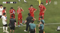 「当たってなかったら対応できるから！」名古屋・永井謙佑らが“ボールとの接触”で審判に猛抗議→VARも判定は覆らず　ファンは「試合を止めるべき」「競技規則上しかたないのでは」と賛否両論