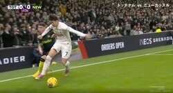 判定に賛否！「完全にヒジ使ってる」「大袈裟だろ」 爆速ラン→強烈エルボーが顔面に直撃した問題シーン 韓国代表ソン・フンミンのタックルが物議を醸す