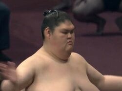 体は極太なのに脚が細い…巨漢力士、体とのギャップがすごい“ほっそり美脚”に驚きの声「ギャップに目が入ってしまうw」