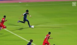 三笘薫の「完璧すぎるファーストタッチ」が必見！ 右足アウトサイドの柔らかいトラップは教本に乗せたいレベルだ