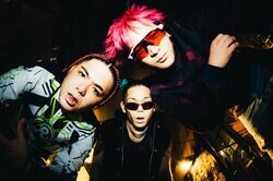 Leon FanourakisとSANTAWORLDVIEWがビートメイカーXanseiとコラボしたシングル2曲 『俺らは猿 / いたずらしちゃうぞ』を配信リリース！