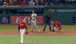 あれが入るのかよ！ ヤ軍・ソトの“劇的決勝弾”が「落ちてこない」“悪球打ち”に投手フリーズ… 高弾道の“特大打球”が「バケモノすぎる」