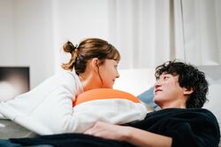 浅香航大、眠るトリンドル玲奈を愛おしそうになでなで…ベッドでのスキンシップにスタジオ悶絶『私たち結婚しました2』第8話