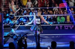 美人すぎる“年齢不詳”ママレスラー、進化した“ゴスロリ”コスチュームに絶賛の声「めっちゃ最高」「似合いすぎ」