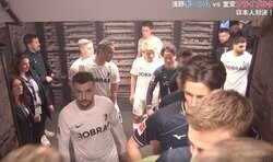 堂安律vs浅野拓磨の“仁義なき日本人対決”！ピッチへの入場口で日本代表FW同士がフェイスオフした瞬間　試合前から視聴者のボルテージが最高潮