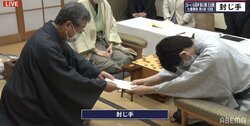中盤の難所、藤井聡太王位が60手目を封じる 豊島将之九段との注目の一戦、形勢互角で2日目へ／将棋・王位戦七番勝負第5局