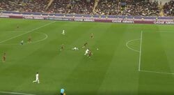 どんな体…！？ 南野拓実、高難度“ダイビングヘッドパス”炸裂「ビビった」「すげえw」ダイナミックな妙技で決定機演出…ファン大興奮