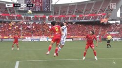 一体何が起きた？危険過ぎる強烈ヘッドバット衝突にスタジアム騒然「大丈夫か？」空中戦での頭部相打ちでダブルノックアウトの事態に