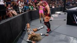 味方もドン引き…凶悪女子レスラーの“地獄の壁ドン”に会場騒然 「ホラーだ…」相手を逆さ吊りのままバリケードに“打ちつけ”の一部始終