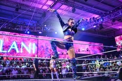 こんなのアリ？ 女子プロレスで“神回避” 逆立ちの天才が「まさかの動き」で失格を免れる…仰天テクニックに観客騒然