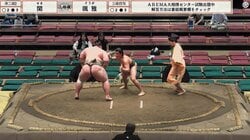 大相撲で“特殊技” 行司に接触した力士が土俵に残り、直後に“炸裂” 驚きの珍しい光景