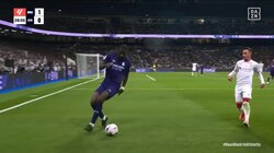 “あの走り”以外もすごい！ドイツ代表リュディガー、とんでもない爆走にスタンドから拍手喝采！時速36km級ランナーの弾丸プレスにファン「さすがだわ」「最強！」