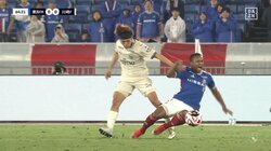 「何が起きた？」横浜FM・エウベルがプレー中ピッチに突然座り込み、担架で運ばれるアクシデント発生　昨季王者・神戸戦を目前にエースが負傷交代の緊急事態