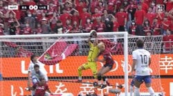 「吹っ飛んだぞ」鈴木優磨、空中戦で相手GKに顔面衝突「大丈夫か？」頭部強打もプレー続行で心配の声