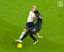 「やばすぎ…」リヴァプールGKの“衝撃ポカ”に悲鳴！「なにしてるんだ」「なめすぎ」遠藤航も慌てた絶体絶命シーン