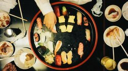 お葬式のお弁当、お通夜のお寿司、ひとりで食べる冷凍パスタ…映画『ウィーアーリトルゾンビーズ』のリアルな食事写真