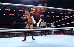 「なんてバネだ」その場で大ジャンプに衝撃…“鬼フィジカル”レスラー、驚異の身体能力に騒然