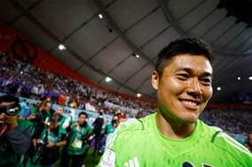 歓喜するGK川島永嗣から“謎の手”「生き霊？」　日本×ドイツの奇妙な現象にSNS騒然【W杯衝撃シーン】