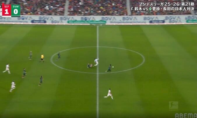 「ふざけんな退場だろ」鈴木唯人、背後からの“危険タックル”で吹っ飛ぶ「ヤバくない？」ドリブルで加速→回転して立ち上がれず悶絶…ファン激怒 3枚目