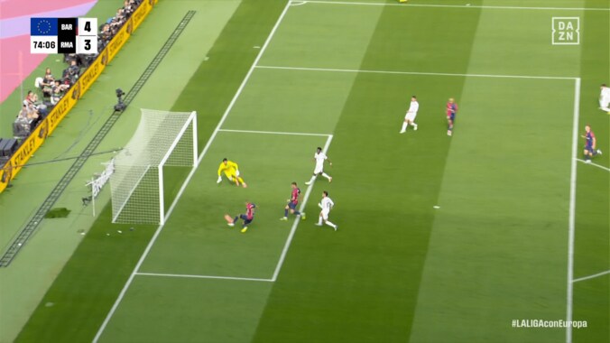 驚愕！ 17歳超新星の“神業アウトサイドパス”が「芸術の域」「敵やけど上手すぎる」「えげつねぇ」ヤマルが本家モドリッチの前で魅せた瞬間 2枚目