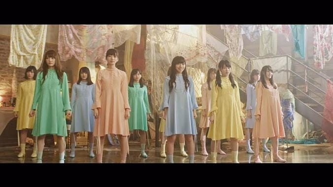 けやき坂46、カラフルな衣装で新曲「それでも歩いてる」MVを美しく彩る 1枚目