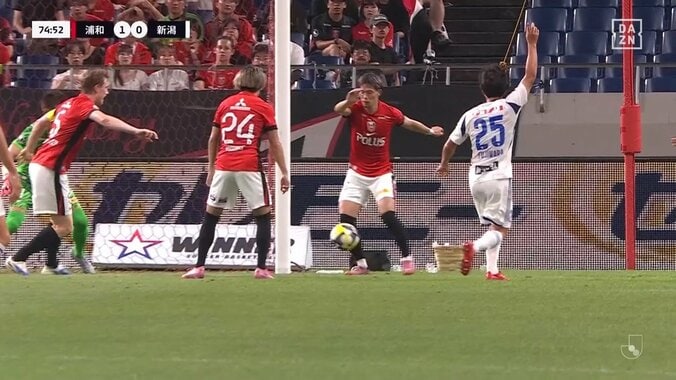「審判よくみてたな」浦和DFの際ど過ぎる“ハンド未遂”が話題に「うまくすり抜けたんか？」「ちょうど間を…」元日本代表も笑った“超絶かわし”の瞬間 4枚目