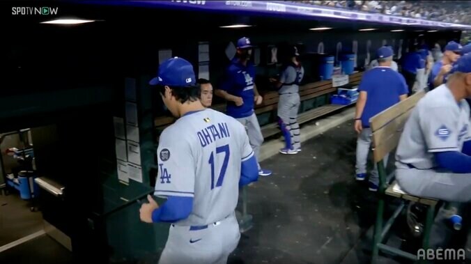 大谷翔平、無念の降板で異例の“仕草” ベンチに戻った瞬間、珍しくグラブを振り上げ悔しさ押し殺す 3枚目