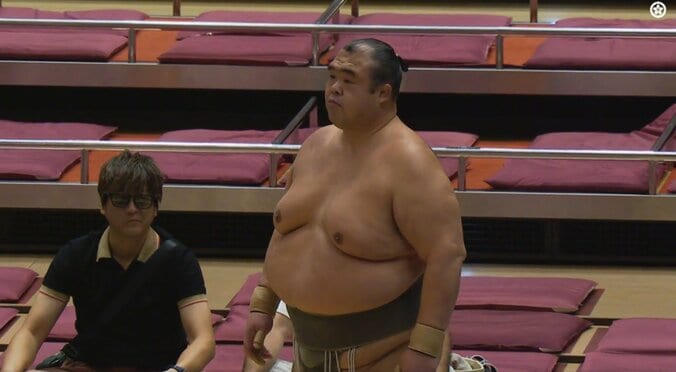 「相撲が若い」50歳力士、強烈な極め倒しで20歳力士を吹っ飛ばす “30歳差”もなんの 圧勝ぶりにファン驚嘆 4枚目
