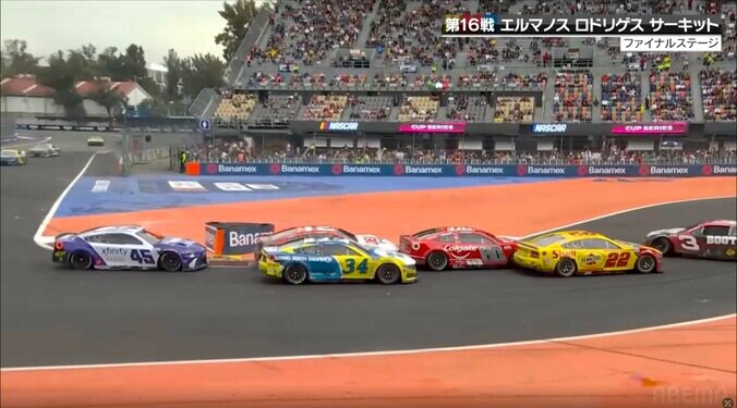 スピンした3号車に後続車が次々と迫る