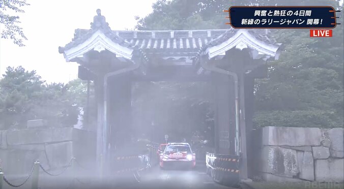 ラリージャパンで“史上初の光景” 名古屋城へ入城＆爆音轟く「門を通るの良いね」日本ならではの一コマにファン熱狂 3枚目