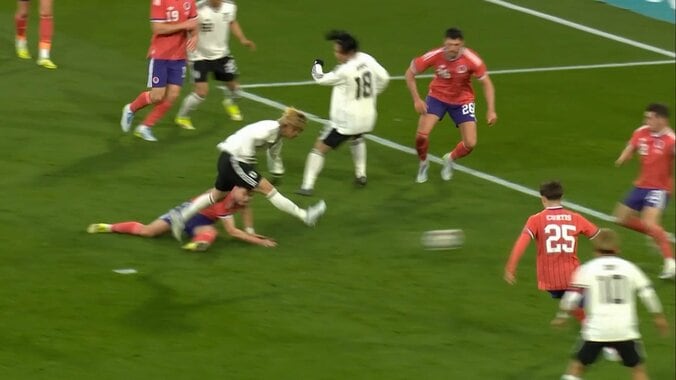 キックフェイントから右足を素早く振る