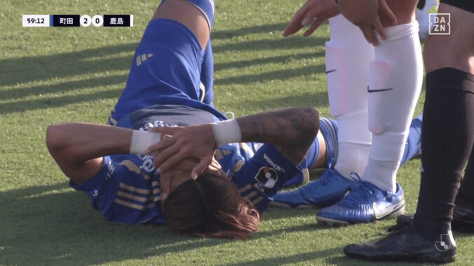 「イライラしちゃいかん」鈴木優磨の“無理やり引き起こし”に鹿島ファン騒然！「カード出てもおかしくないよ」倒れた相手のユニホームを掴んで離した瞬間 3枚目