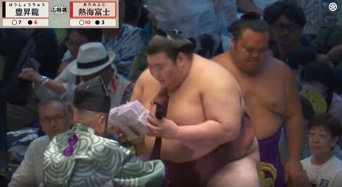 「なんと60本!」熱海富士、横綱・豊昇龍、撃破で“最大懸賞の束”を両手に 「ワイの30カ月の収入が」夢ある光景に反響 2枚目