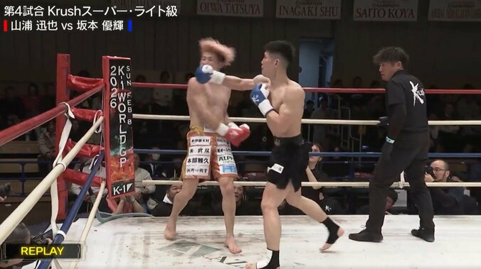あわや場外落下の衝撃KO 左右のフックで吹っ飛ぶダウンシーンに戦慄「止めたほうがいい」放送席思わず 2枚目