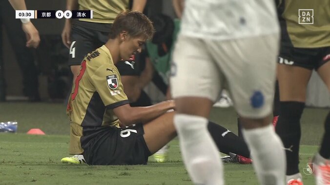 一体何が起きた？サッカー選手がもみくちゃに競り合う珍光景「あのぶつかり稽古はなんなの」 3枚目