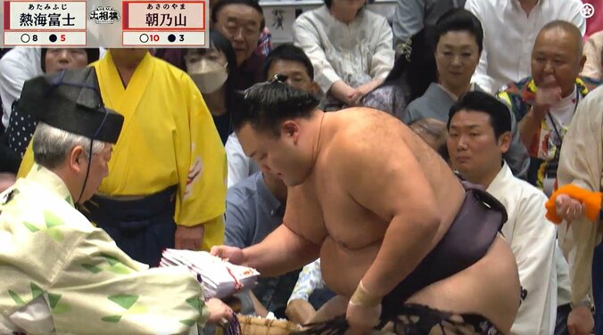 「ワイの年収くらいありそう」朝乃山、熱海富士を撃破で懸賞の“塊”をゲット「デカすぎるだろ」 3枚目