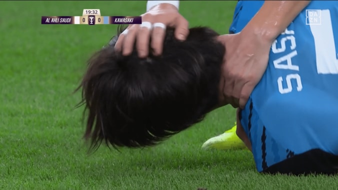 「笑ってんじゃねえよ！」日本人ファン激昂…川崎DFの喉にボール直撃→アル・アハリDFが“不敵なニヤニヤ”「腹立つわ」「へへみたいな顔が…」【ACLE決勝】 4枚目