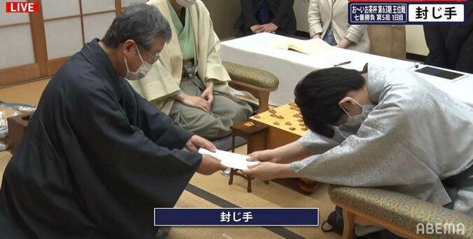 中盤の難所、藤井聡太王位が60手目を封じる 豊島将之九段との注目の一戦、形勢互角で2日目へ／将棋・王位戦七番勝負第5局 1枚目