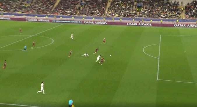 【写真・画像】天才かよ！ 南野拓実が「エグすぎる」右足で“完璧トラップ”→スピード落とさず左足で“精密パス”…ファン熱狂「キレキレだなw」　1枚目