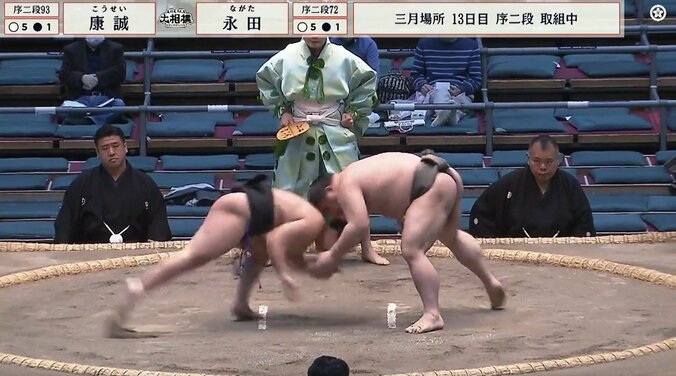 立ち合いで見たことない体勢に“ヒヤリ” 「どすん！」一体何が？ 館内騒然の一コマ 2枚目