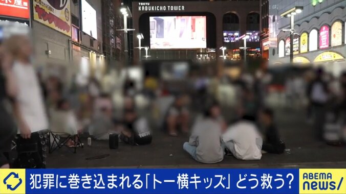 深夜に徘徊、路上に座って飲酒・喫煙する“トー横キッズ”たち