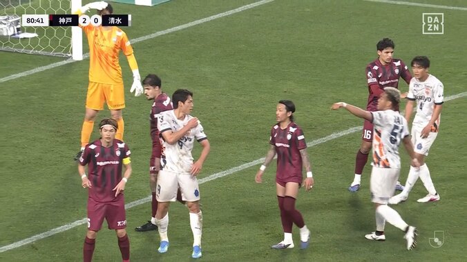 「めっっっちゃ飛ぶ！」大卒ルーキーの“爆伸び”ロングスローにファン驚愕「飛距離エグいな」特大＆高精度な“一投”で即決定機の瞬間 4枚目