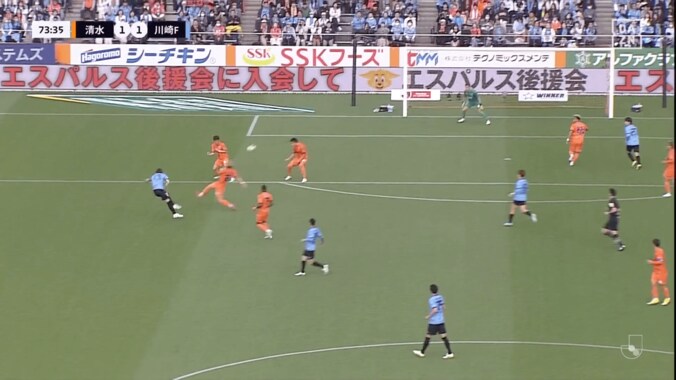 速すぎて見えない…日本代表期待DFの“20m弾丸バズーカ砲”に騒然！「ロベカルやん」「すごい弾道」川崎・三浦颯太が“衝撃の一撃” 3枚目