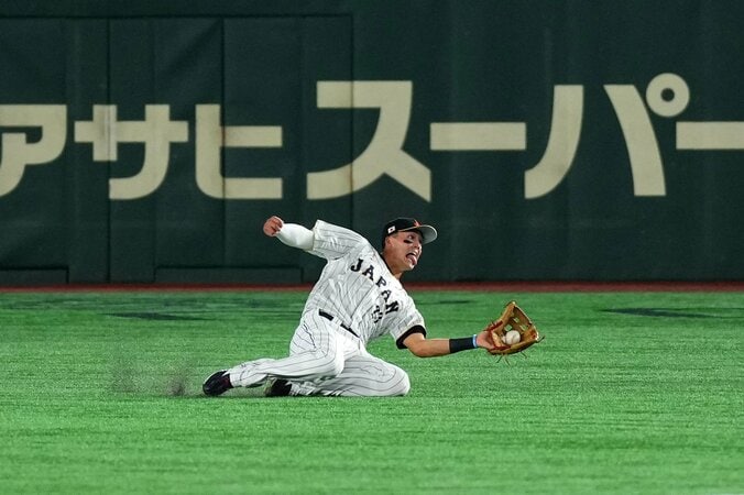 大谷翔平も思わずバンザイ！頼れる“たっちゃん”ヌートバーの「舌出しスライディングキャッチ」がかっこよすぎ 1枚目