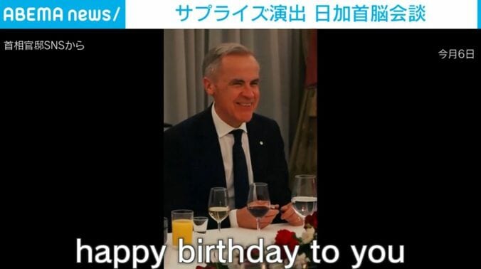 祝福するカーニー首相