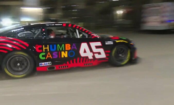 「運転すげぇ」プロレス会場に爆音のTOYOTA車が降臨 “ど派手＆圧巻”のドラテクにファン興奮 3枚目