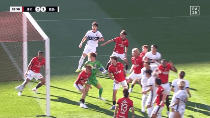 闘莉王が浦和DFに愛のムチ！“ボテボテのバックパス” に「GKのことを考えないと」逆転負けの引き金…「あれなら外に切っていい」 5枚目