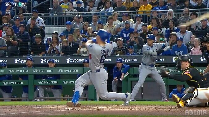 ド軍戦、バット吹っ飛ぶ“珍プレー”に「大谷もびっくり」 まさかの事態に“次打者”の大谷翔平も驚く 4枚目